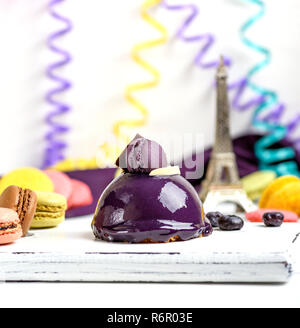 Gâteau rond lilas avec macarons Banque D'Images