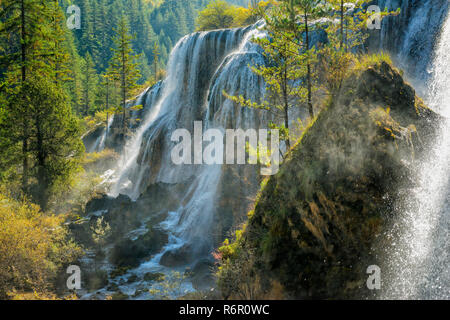 Pearl Shoal Cascade, Jiuzhaigou National Park, dans la province du Sichuan, Chine, Site du patrimoine mondial de l'UNESCO Banque D'Images