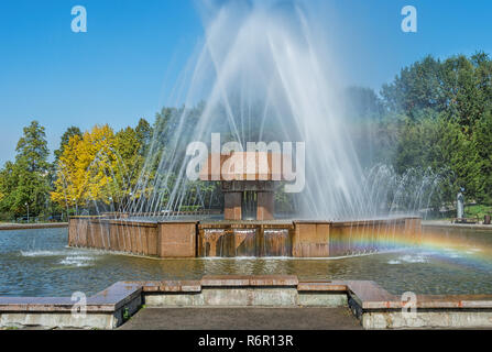 Place de la République Parc, pulvérisation d'eau de fontaine, Almaty, Kazakhstan, en Asie centrale Banque D'Images