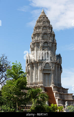 StupA de Wat Ounalom sur Sisowath Quay, Temple, Phnom Penh, Cambodge Banque D'Images