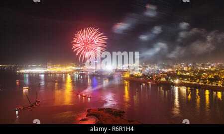 D'artifice au-dessus du lac Tonle Sap et du Mékong, vue sur la ville, Phnom Penh, Cambodge Banque D'Images