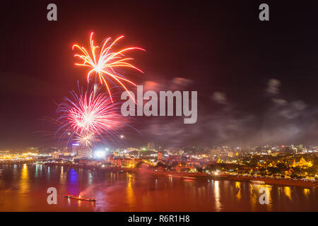 D'artifice au-dessus du lac Tonle Sap et du Mékong, vue sur la ville, Phnom Penh, Cambodge Banque D'Images