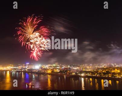 D'artifice au-dessus du lac Tonle Sap et du Mékong, vue sur la ville, Phnom Penh, Cambodge Banque D'Images