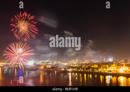 D'artifice au-dessus du lac Tonle Sap et du Mékong, vue sur la ville, Phnom Penh, Cambodge Banque D'Images