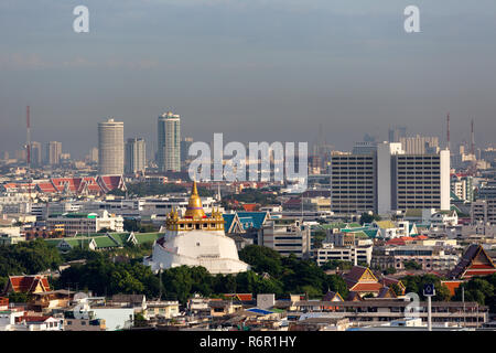 Stupa doré sur le Mont d'Or, temple Wat Saket, le nord de l'horizon, vue panoramique de Grand China Hotel, Chinatown, Bangkok, Thaïlande Banque D'Images