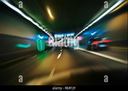 La circulation automobile par Luise-Kiesselbach tunnel, Munich, Haute-Bavière, Bavière, Allemagne Banque D'Images