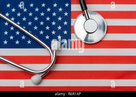 Us flag et stéthoscope. Le concept de la médecine. Stéthoscope sur le drapeau à l'arrière-plan. Banque D'Images