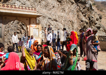 Galta Ghat Le Monkey Temple femmes dans leurs robes colorées Banque D'Images