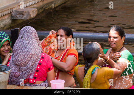 Galta Ghat Le Monkey Temple femmes dans leurs robes colorées Banque D'Images