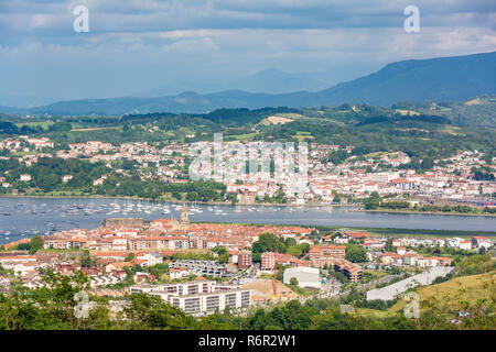 Vue éloignée de la frontière, villages de pêcheurs de Hondarribia et Hendaye en Pays Basque, Espagne Banque D'Images