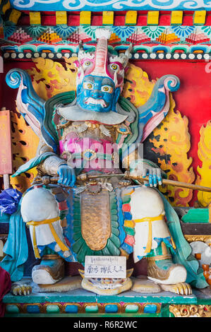 Statue à l'intérieur d'un temple bouddhiste, Shuzheng village tibétain, Jiuzhaigou National Park, dans la province du Sichuan, Chine, Site du patrimoine mondial de l'UNESCO Banque D'Images