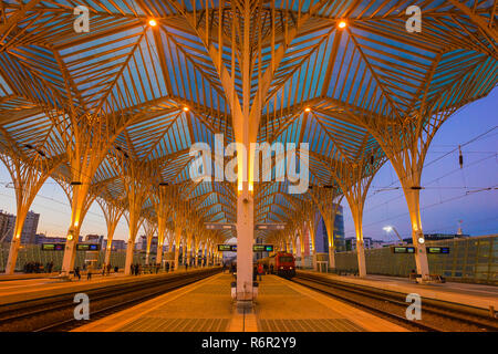 La gare Oriente au coucher du soleil, Parque das Nações, Lisbonne, Portugal Banque D'Images