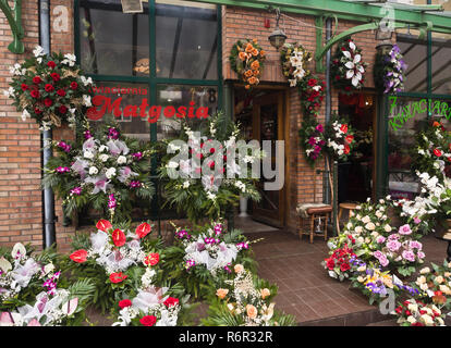 Des arrangements de fleurs colorées et de récifs à vendre à l'extérieur de la halle à Gdansk, Pologne Banque D'Images