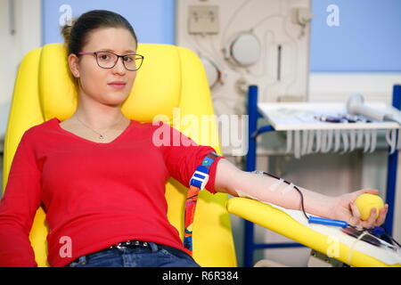 Patient prenant un échantillon de sang à la transfusion ward d'un hôpital, République Tchèque Banque D'Images