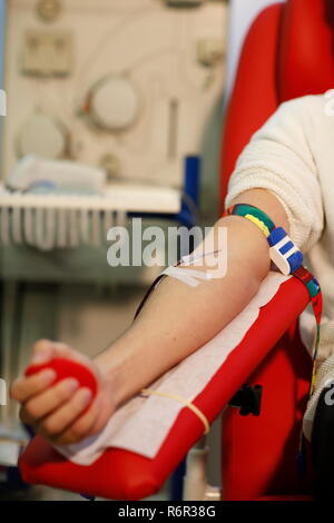 Patient avec une aiguille de perfusion de prendre un échantillon de sang à la transfusion ward d'un hôpital, République Tchèque Banque D'Images