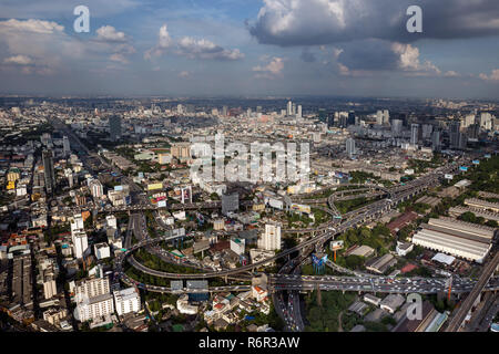 Vue de la ville de la tour Baiyoke, autoroute, voie publique dans la ville, Bangkok, Thaïlande Banque D'Images