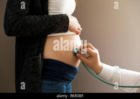 Femme enceinte l'examen par un médecin avec un stéthoscope Banque D'Images