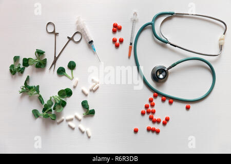 Phytothérapie médecine alternative chimique contre les soins de santé sur fond blanc Banque D'Images