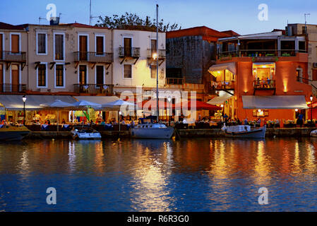 Kreta, Rethymno, Hafenstadt Venezianischen Abendstimmung am Hafen Banque D'Images