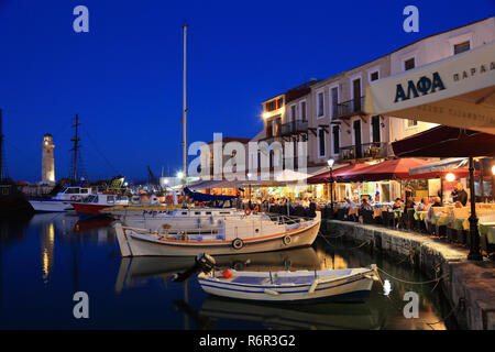 Kreta, Rethymno, Hafenstadt Venezianischen Abendstimmung am Hafen Banque D'Images