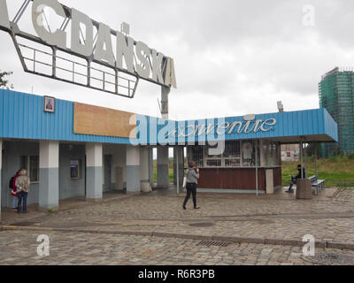 Porte d'entrée de l'ancien chantier naval de Gdansk, où le centre de la solidarité européenne est maintenant construit, maintenant d'une boutique de souvenirs où les gardes l'habitude d'être Banque D'Images