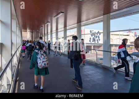 Les enfants de l'école utiliser la passerelle pour piétons tous temps qui joint Hornsby gare et quartier commerçant, en toute sécurité en évitant St George occupé ci-dessous. Banque D'Images