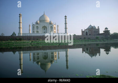 Reflet de Taj Mahal en rivière Yamuna septième merveille du monde, Agra, Uttar Pradesh, Inde Banque D'Images