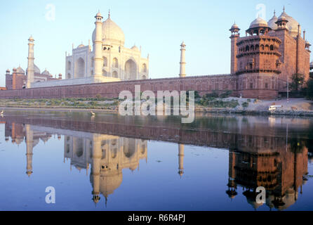 Reflet de Taj Mahal en rivière Yamuna septième merveille du monde, Agra, Uttar Pradesh, Inde Banque D'Images