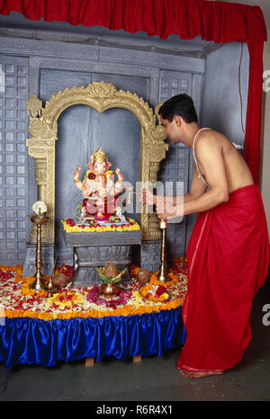 Hindu brahmin performing pooja de Dieu sur sa tête d'éléphant Ganesh ganpati Festival M.346 Banque D'Images