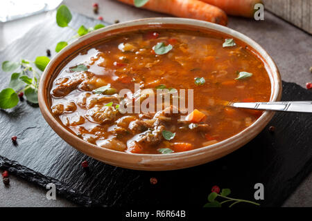 Europ Easten soupe aigre traditionnels borsch ou faits avec de la viande de boeuf et de légumes aux fines herbes Banque D'Images