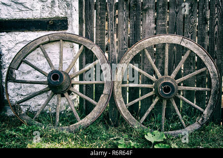 Roues de chariot en bois ancien Banque D'Images