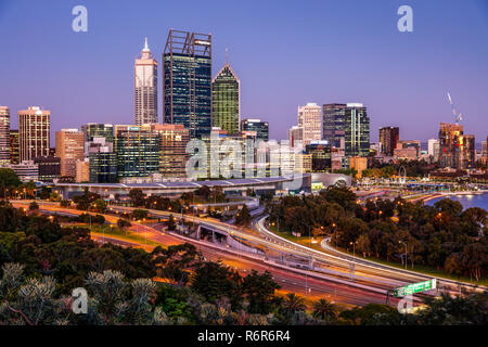 Perth CBD vu de Frasers Avenue, Kings Park et le jardin botanique. Banque D'Images