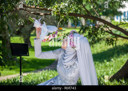 Acre, Israël - Octobre 27, 2018 : séance photo d'une épouse sur les jardins de Bahai à Acre, Israël Banque D'Images