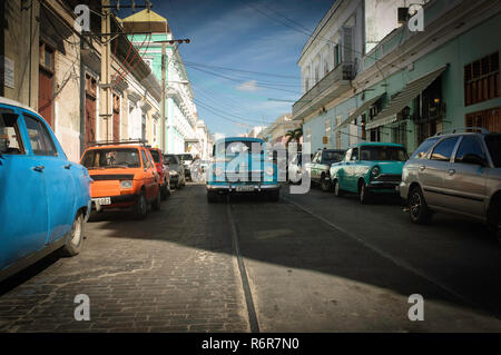 Voitures anciennes dans les rues de La Havane, Cuba. Banque D'Images