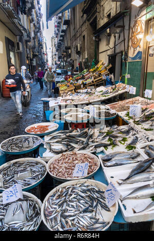 Un décrochage des poissonniers sur le marché sur la Via Pignasecca sur l'extrémité nord de l'Quartieri Spagnoli, Spanish Quarters, Naples, Italie. Banque D'Images