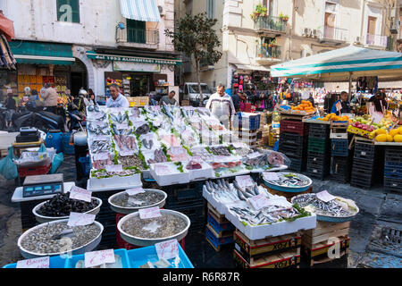 Un décrochage des poissonniers sur le marché sur la Via Pignasecca sur l'extrémité nord de l'Quartieri Spagnoli, Spanish Quarters, Naples, Italie. Banque D'Images