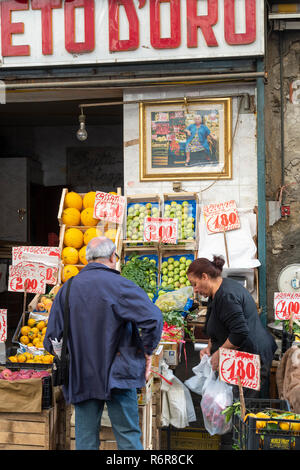 Les fruits et légumes dans le marché sur la Via Pignasecca sur l'extrémité nord de l'Quartieri Spagnoli, Spanish Quarters, Naples, Italie. Banque D'Images