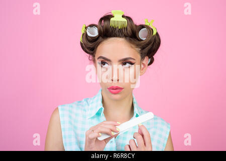 Happy girl le toilettage en matin. vintage femme au foyer n'manucure. salon de coiffure Femme rétro. avec la mode cheveux maquillage. Pin up girl. Ajouter une action à votre vie. Il est vraiment mignon Banque D'Images