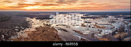 La fonte du printemps panorama d'inondation du fleuve. Coucher de soleil sur meadows Banque D'Images