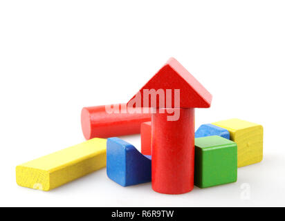 Blocs de construction en bois isolé sur fond blanc Banque D'Images