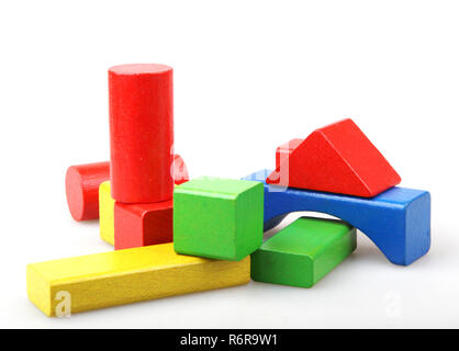 Blocs de construction en bois isolé sur fond blanc Banque D'Images