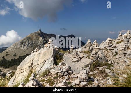 Le parc national de Lovcen, Monténégro - Grappes de petites pierres se trouvant sur l'autre d'embellir le mountain top Banque D'Images