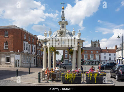 Au début du marché géorgien élégant Croix dans Marché du samedi, Beverley, East Riding of Yorkshire, Angleterre, Royaume-Uni Banque D'Images