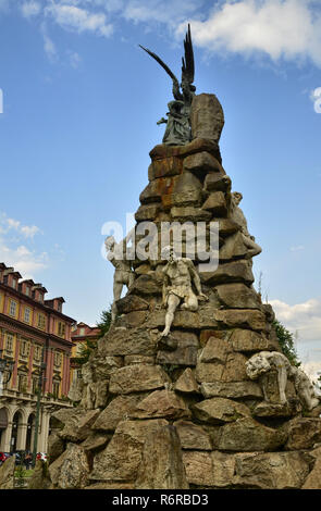 Turin, Piémont. L'Italie, septembre 2018. Piazza Statuto, détails du monument dédié au tunnel du Fréjus. Il est situé dans le centre de Banque D'Images