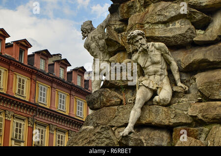 Turin, Piémont. L'Italie, septembre 2018. Piazza Statuto, détails du monument dédié au tunnel du Fréjus. Il est situé dans le centre de Banque D'Images