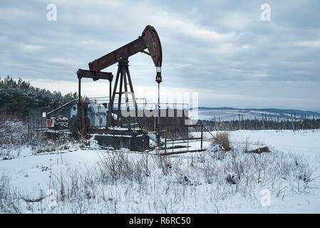 De pétrole sur un paysage d'hiver Banque D'Images