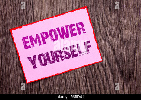 Texte d'annonce d'écriture montrant à vous. Conseils photo conceptuelle La motivation positive pour le développement personnel écrit sur papier rose Post-it sur le fond en bois. Banque D'Images