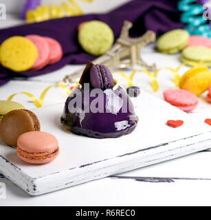 Gâteau rond lilas avec macarons Banque D'Images