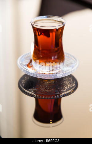 Le thé noir dans un verre tulipe Banque D'Images