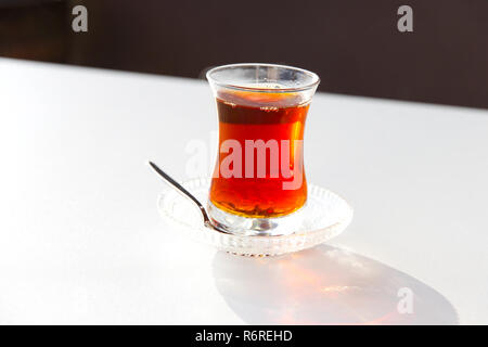 Le thé noir dans un verre tulipe Banque D'Images